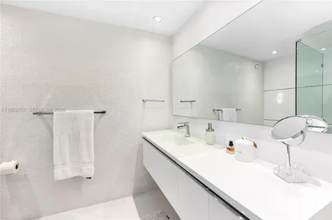 5255 Collins Avenue Miami Beach FL 33140
