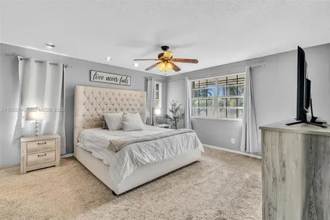 821 Somerset Avenue Davie FL 33325