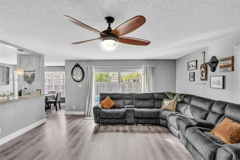 821 Somerset Avenue Davie FL 33325