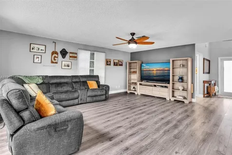 821 Somerset Avenue Davie FL 33325