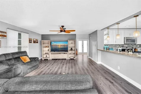 821 Somerset Avenue Davie FL 33325