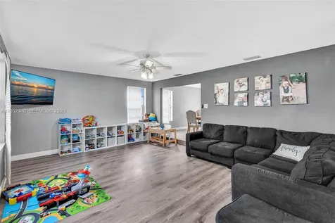 821 Somerset Avenue Davie FL 33325