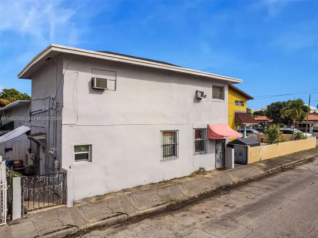 2105 NW 1st Street Miami FL 33125