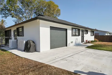 4543 SE Dryfus Avenue Stuart FL 34997