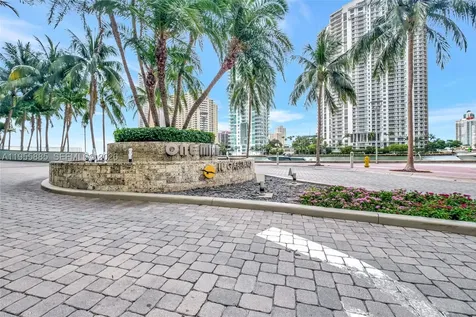 325 S Biscayne Boulevard Miami FL 33131