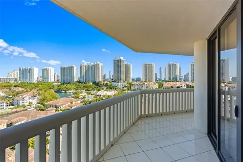 1000 W Island Boulevard Aventura FL 33160