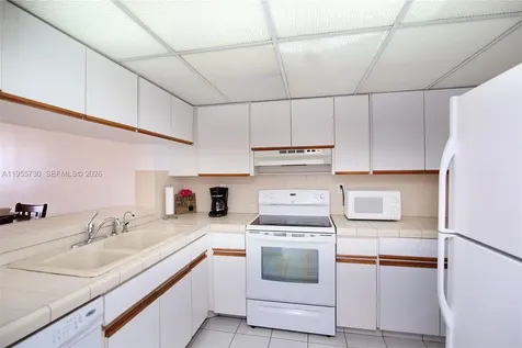 2555 Collins Avenue Miami Beach FL 33140
