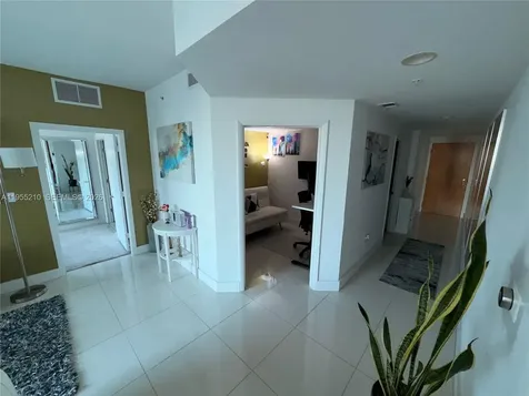 253 NE 2nd Street Miami FL 33132