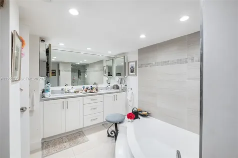 1000 Quayside Terrace Miami FL 33138