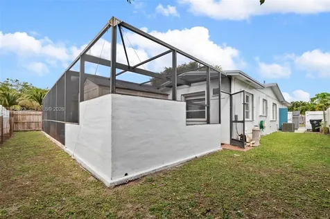 6572 SW 8th Court North Lauderdale FL 33068