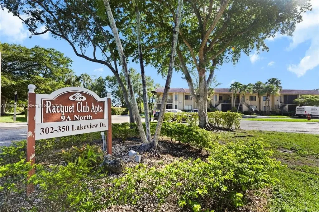 302 Lakeview Drive Weston FL 33326