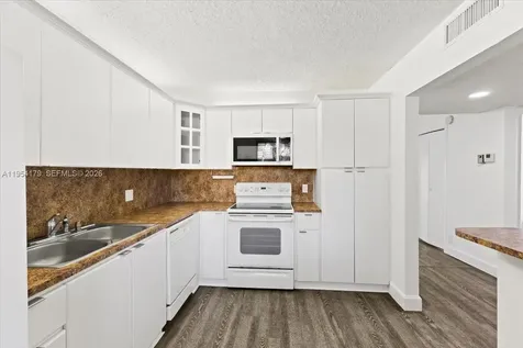 302 Lakeview Drive Weston FL 33326