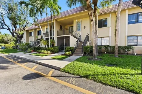 302 Lakeview Drive Weston FL 33326
