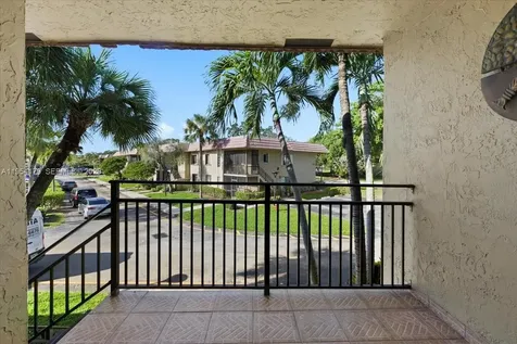 302 Lakeview Drive Weston FL 33326
