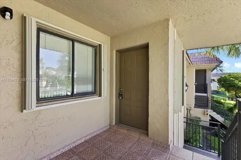 302 Lakeview Drive Weston FL 33326