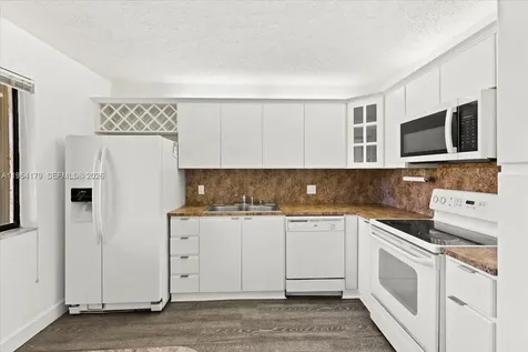 302 Lakeview Drive Weston FL 33326