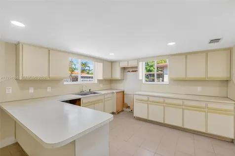1721 S Treasure Drive North Bay Village FL 33141