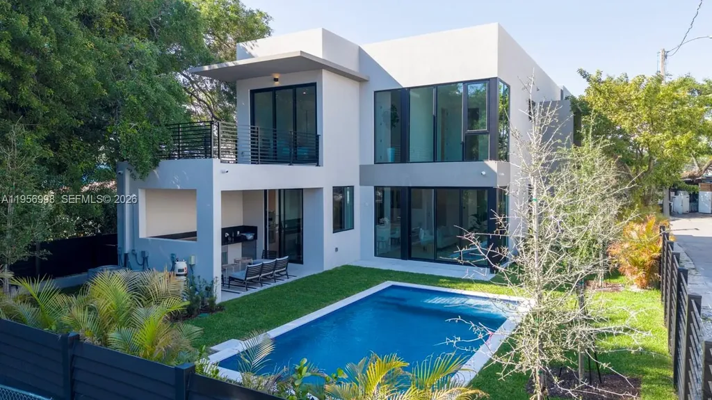 3200 Thomas Avenue Miami FL 33133