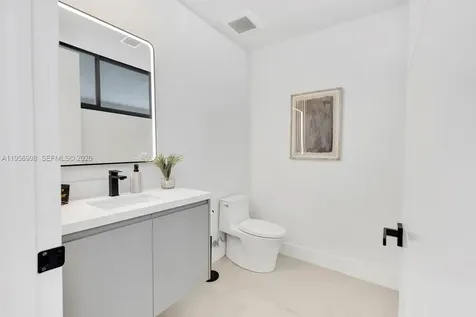 3200 Thomas Avenue Miami FL 33133