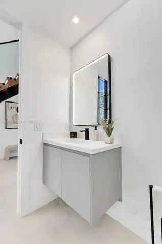 3200 Thomas Avenue Miami FL 33133