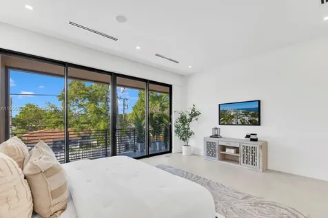 3200 Thomas Avenue Miami FL 33133