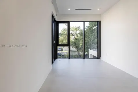 3200 Thomas Avenue Miami FL 33133