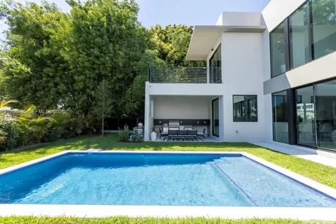 3200 Thomas Avenue Miami FL 33133