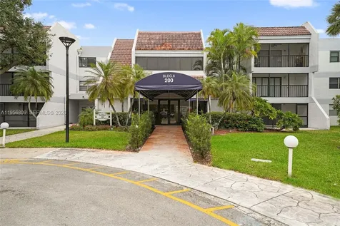 200 Lakeview Drive Weston FL 33326