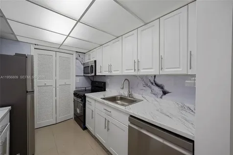 200 Lakeview Drive Weston FL 33326
