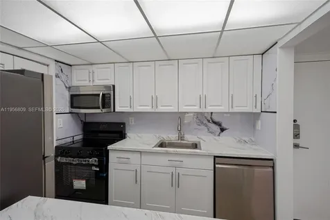 200 Lakeview Drive Weston FL 33326