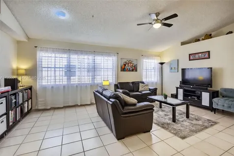 7306 NW 1st Manor Plantation FL 33317