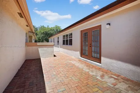 7306 NW 1st Manor Plantation FL 33317