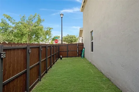 572 NE 6th Place Homestead FL 33034