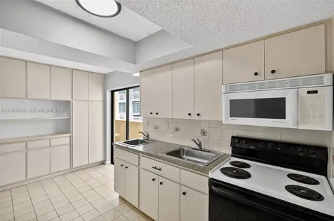 2924 Collins Avenue Miami Beach FL 33140
