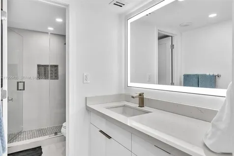 2625 Collins Avenue Miami Beach FL 33140