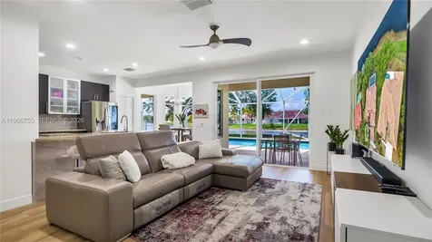 637 Lake Boulevard Weston FL 33326