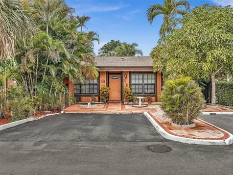 2350 Elm Court Pembroke Pines FL 33026
