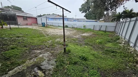 2764 NW 31st Street Miami FL 33142