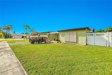 1102 NW 89th Terrace Pembroke Pines FL 33024
