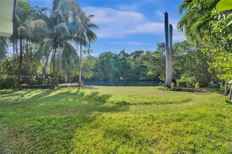 18500 NE 23rd Court Miami FL 33180