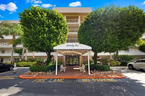 3850 Oaks Clubhouse Drive Pompano Beach FL 33069