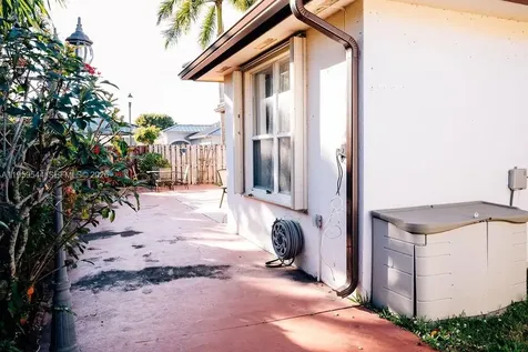 16158 SW 68th Terrace Miami FL 33193