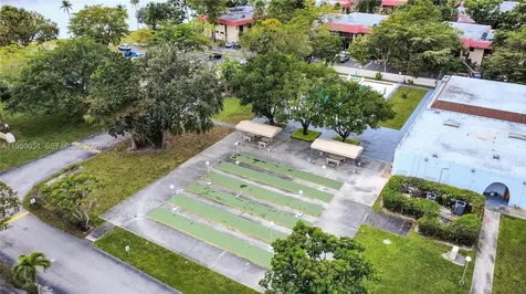 942 NE 199th Street Miami FL 33179