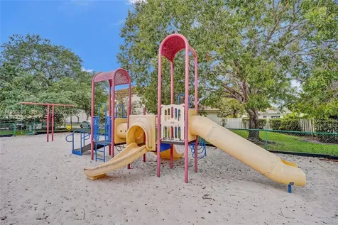 218 NW 75th Terrace Plantation FL 33317