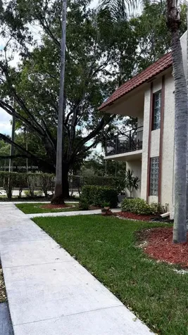 402 Lakeview Drive Weston FL 33326