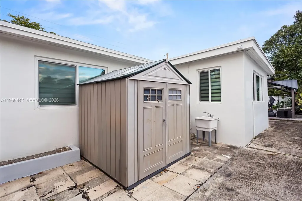 821 N 73rd Terrace Hollywood FL 33024