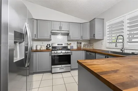 8864 NW 189th Terrace Hialeah FL 33018
