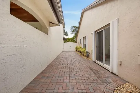 8864 NW 189th Terrace Hialeah FL 33018