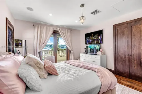 1398 Bay Drive Miami Beach FL 33141
