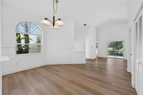 1251 E Wilshire Circle E Pembroke Pines FL 33027